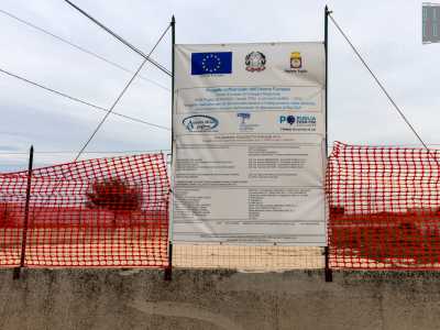 Adiacente agli immobili si trova un altro cantiere per l�adeguamento degli scarichi dell�impianto di depurazione Bari Est